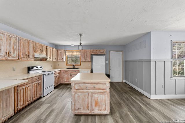 434 Spur Dr, Bandera, TX 78003