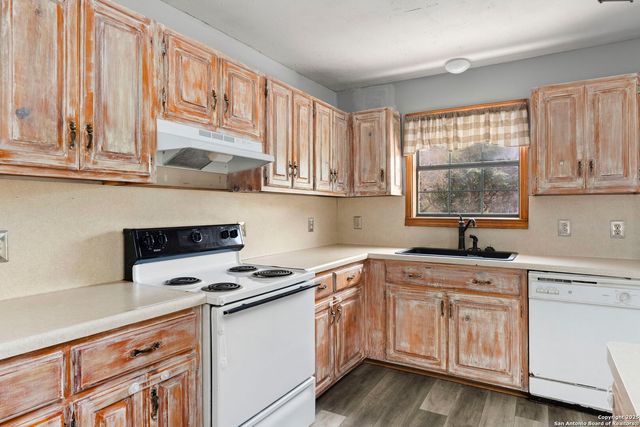434 Spur Dr, Bandera, TX 78003