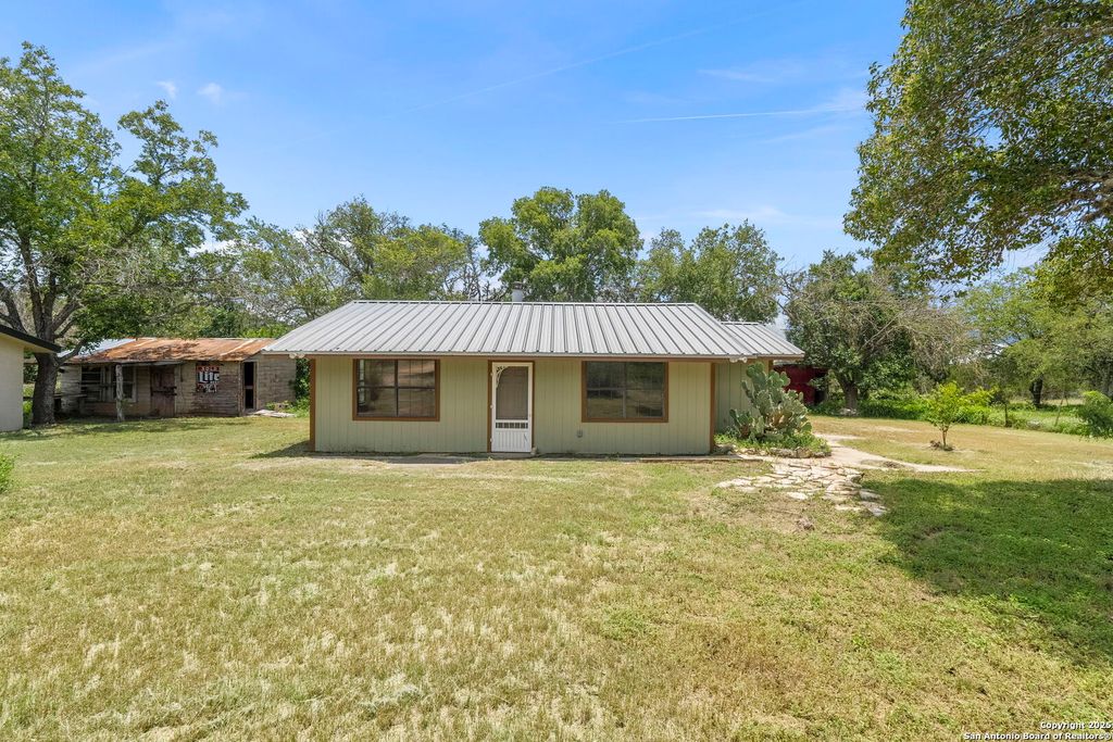 434 Spur Dr, Bandera, TX 78003