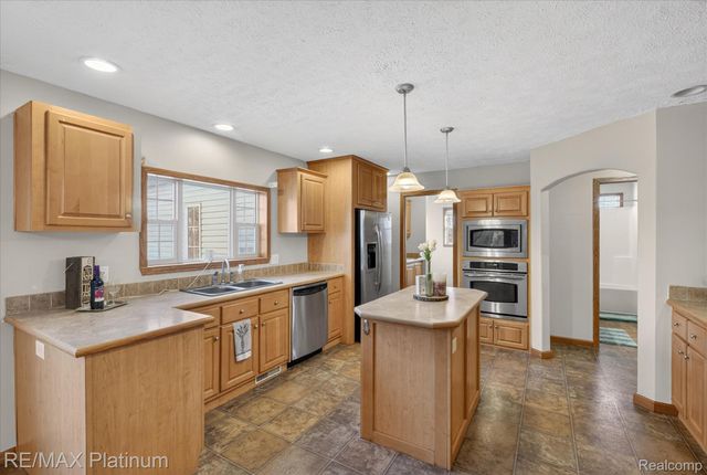 2670 E Maple Road, Milford Charter Township, MI 48381