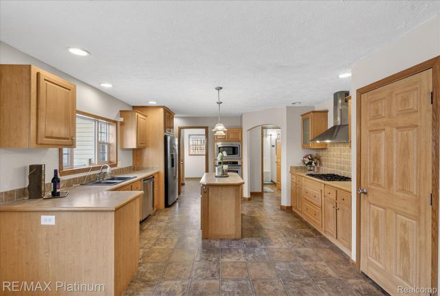 2670 E Maple Road, Milford Charter Township, MI 48381