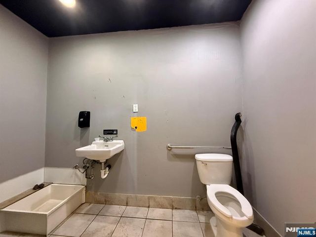 534 Kearny Avenue STORE RIGHT, Kearny, NJ 07032