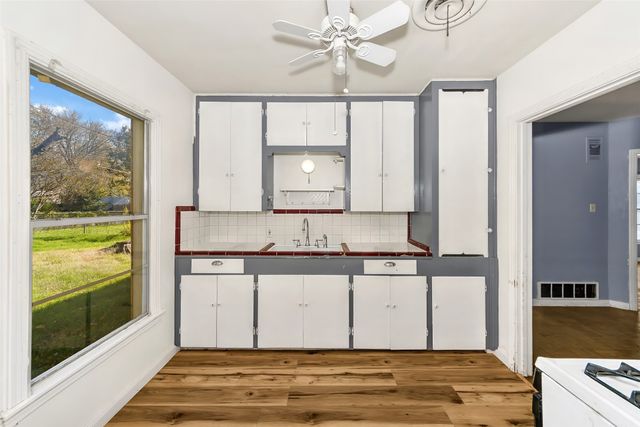 908 Yale Street, River Oaks, TX 76114