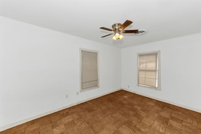 908 Yale Street, River Oaks, TX 76114