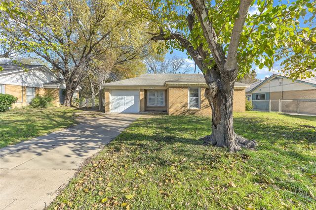 908 Yale Street, River Oaks, TX 76114