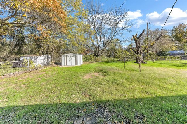 908 Yale Street, River Oaks, TX 76114
