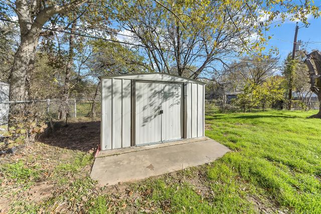 908 Yale Street, River Oaks, TX 76114