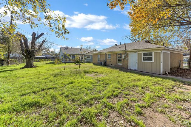 908 Yale Street, River Oaks, TX 76114