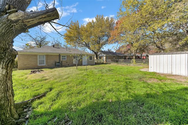 908 Yale Street, River Oaks, TX 76114
