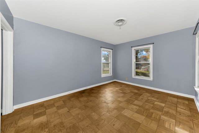 908 Yale Street, River Oaks, TX 76114