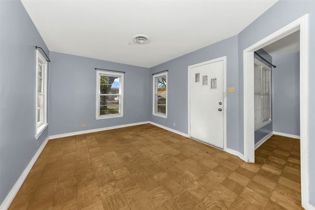 908 Yale Street, River Oaks, TX 76114