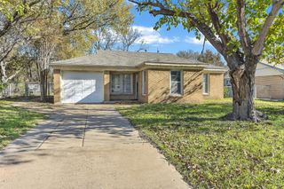 908 Yale Street, River Oaks, TX 76114