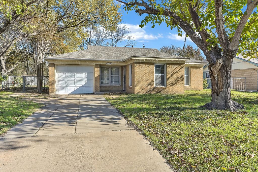 908 Yale Street, River Oaks, TX 76114