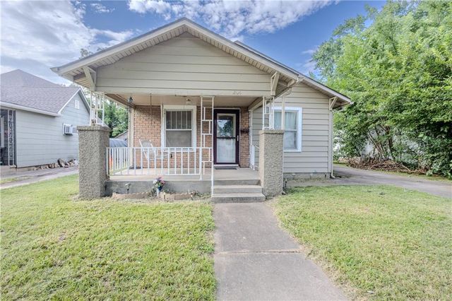 1104 W 4th Street, Coffeyville, KS 67337