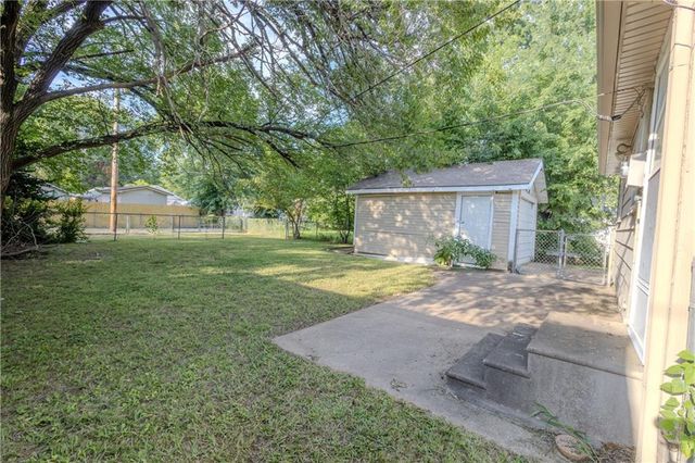 1104 W 4th Street, Coffeyville, KS 67337