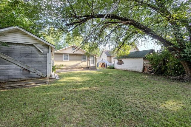 1104 W 4th Street, Coffeyville, KS 67337