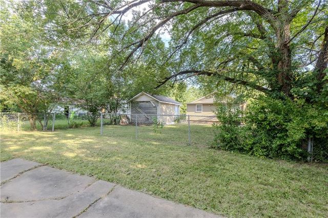 1104 W 4th Street, Coffeyville, KS 67337
