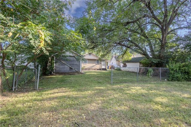 1104 W 4th Street, Coffeyville, KS 67337