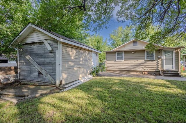 1104 W 4th Street, Coffeyville, KS 67337