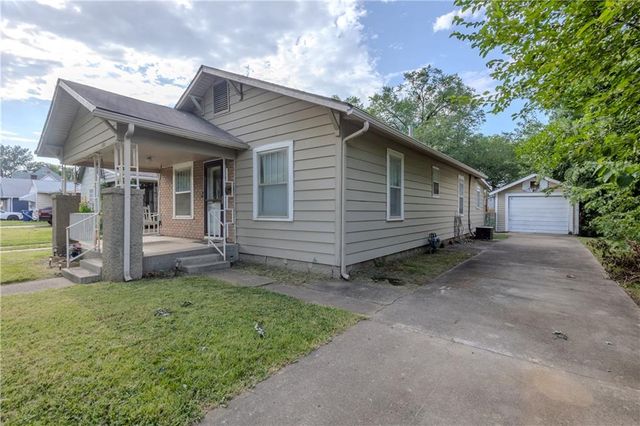 1104 W 4th Street, Coffeyville, KS 67337