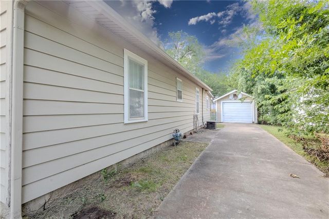 1104 W 4th Street, Coffeyville, KS 67337