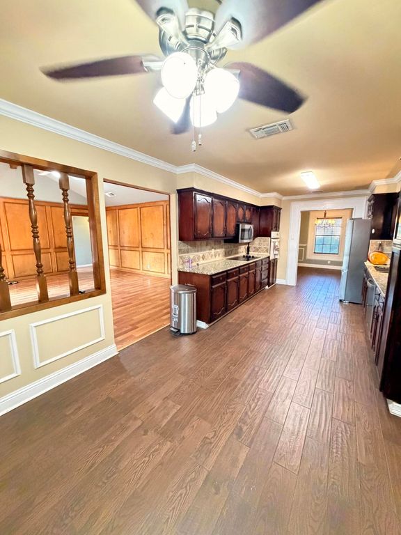 Image 12 of property listing at 3849 Sunset Drive, San Angelo, TX 76904