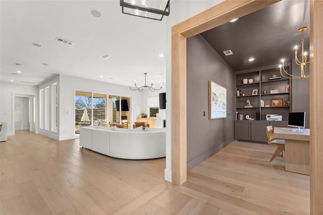 9000 Forest Hills Boulevard, Dallas, TX 75218