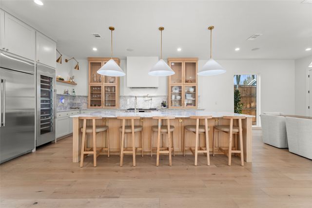 9000 Forest Hills Boulevard, Dallas, TX 75218