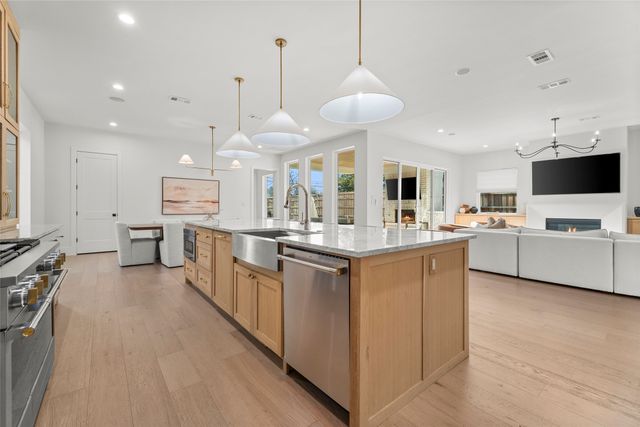 9000 Forest Hills Boulevard, Dallas, TX 75218