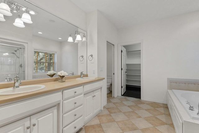 825 YORKSHIRE ROAD, Neenah, WI 54956