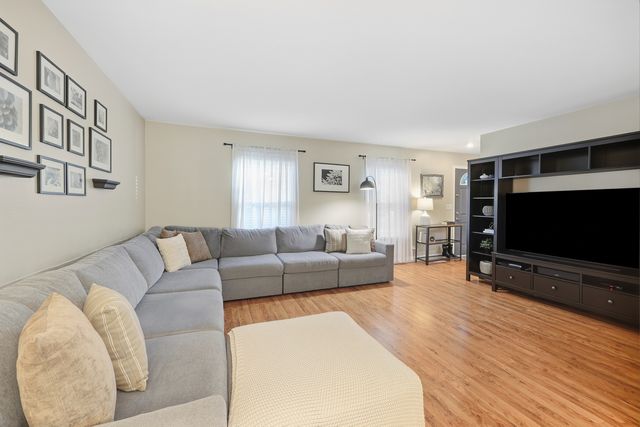 21 N Walnut Court, Streamwood, IL 60107