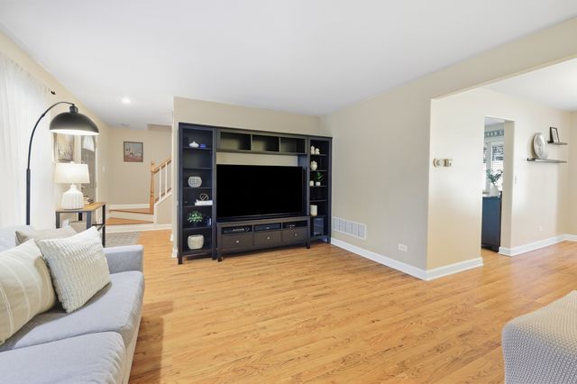 21 N Walnut Court, Streamwood, IL 60107