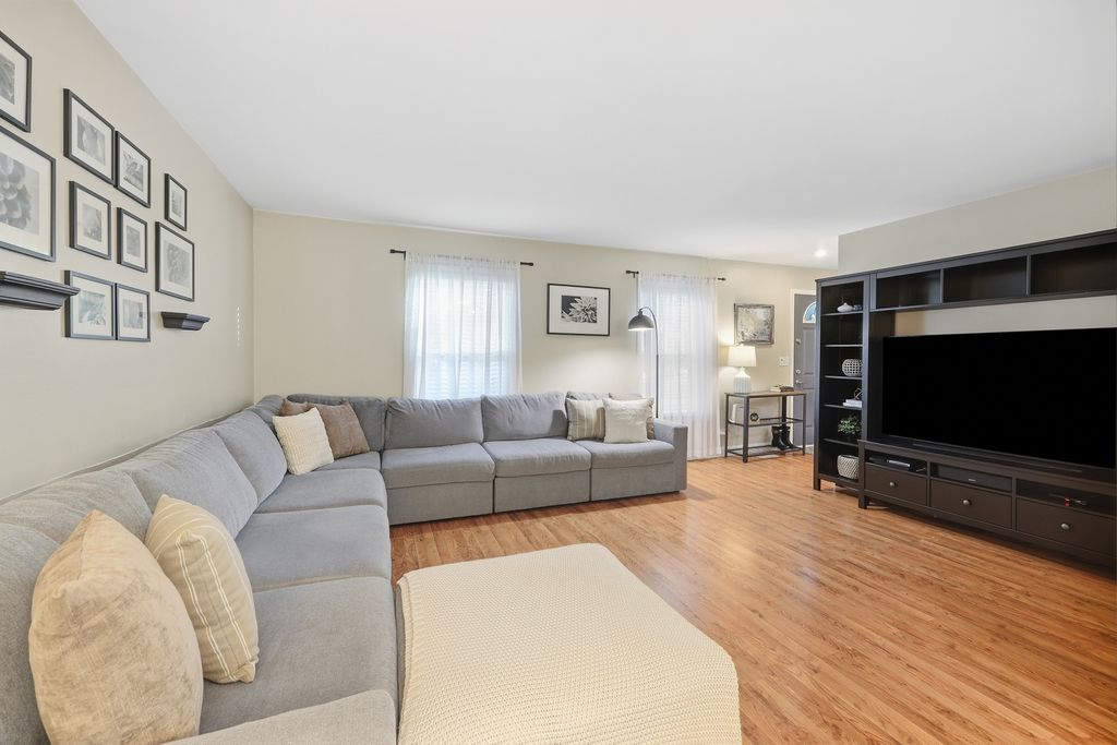 21 N Walnut Court, Streamwood, IL 60107 — photo 3