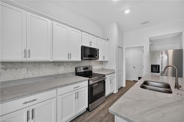 204 28th TER, Cape Coral, FL 33993