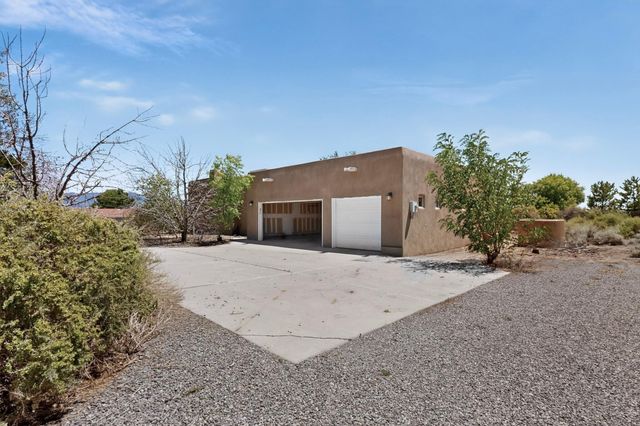 493 Angel Road NE, Corrales, NM 87048