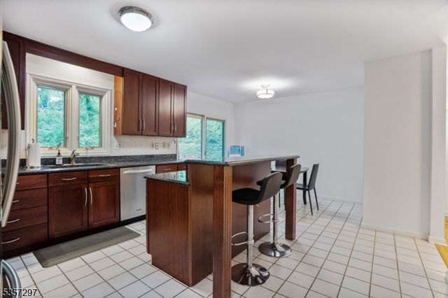 140 Sun Valley Way, Morris Plains Boro, NJ 07950