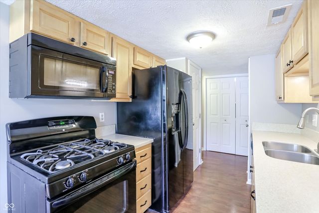 11233 Bayridge Circle E, Indianapolis, IN 46236