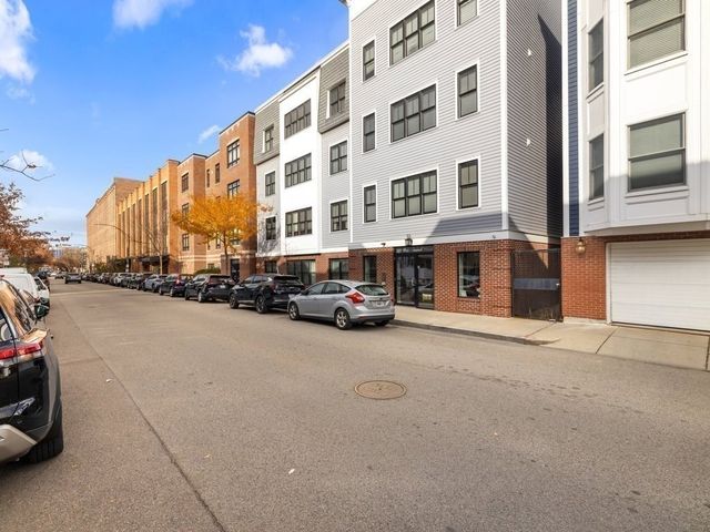 360 W 2nd St 14, Boston, MA 02127