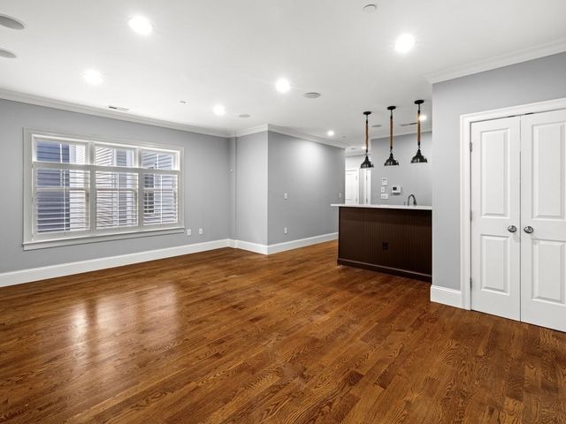360 W 2nd St 14, Boston, MA 02127