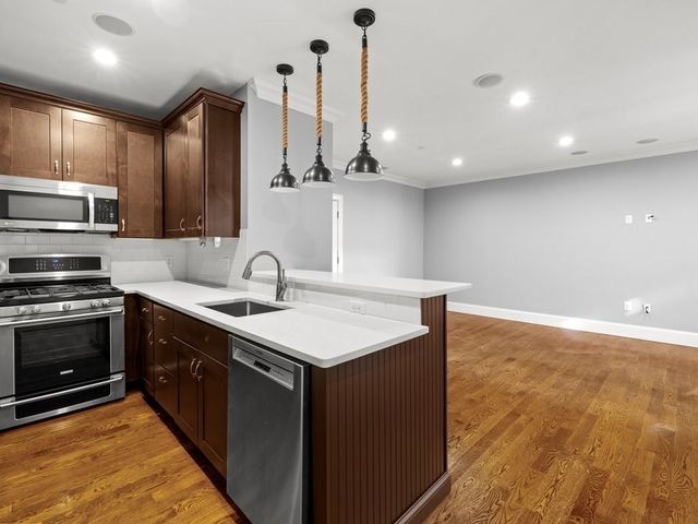 360 W 2nd St 14, Boston, MA 02127