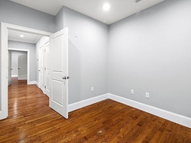 360 W 2nd St 14, Boston, MA 02127