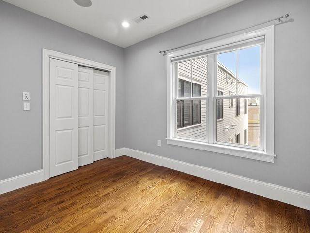 360 W 2nd St 14, Boston, MA 02127