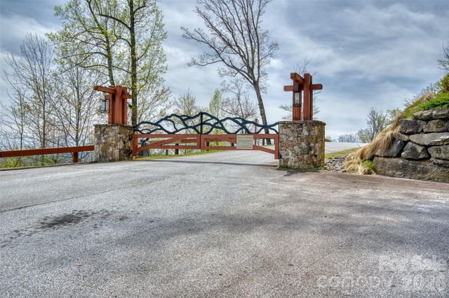R4 Curtain Bluff, Hendersonville, NC 28791