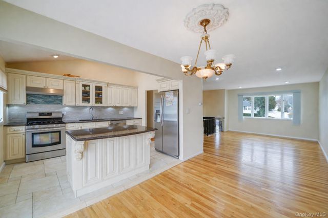 70 Boulevard Avenue, West Islip, NY 11795