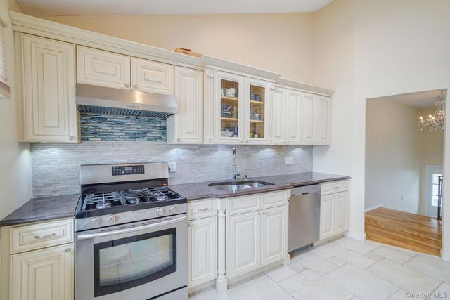 70 Boulevard Avenue, West Islip, NY 11795