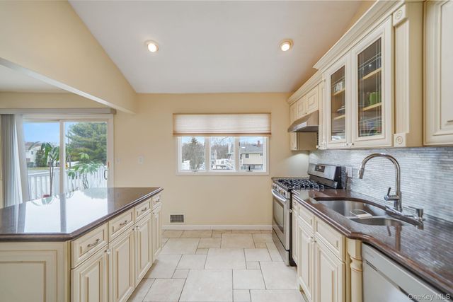 70 Boulevard Avenue, West Islip, NY 11795