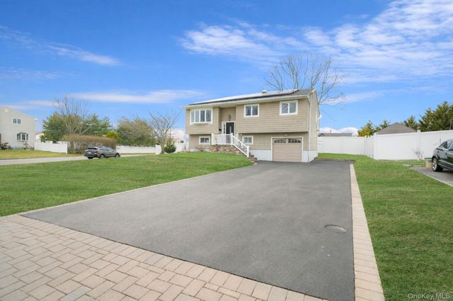 70 Boulevard Avenue, West Islip, NY 11795