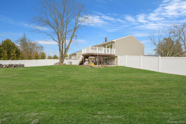 70 Boulevard Avenue, West Islip, NY 11795