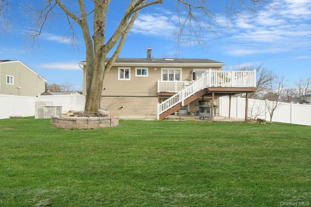 70 Boulevard Avenue, West Islip, NY 11795