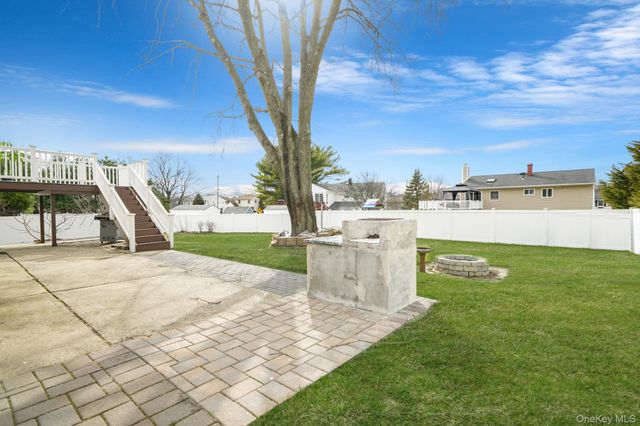 70 Boulevard Avenue, West Islip, NY 11795